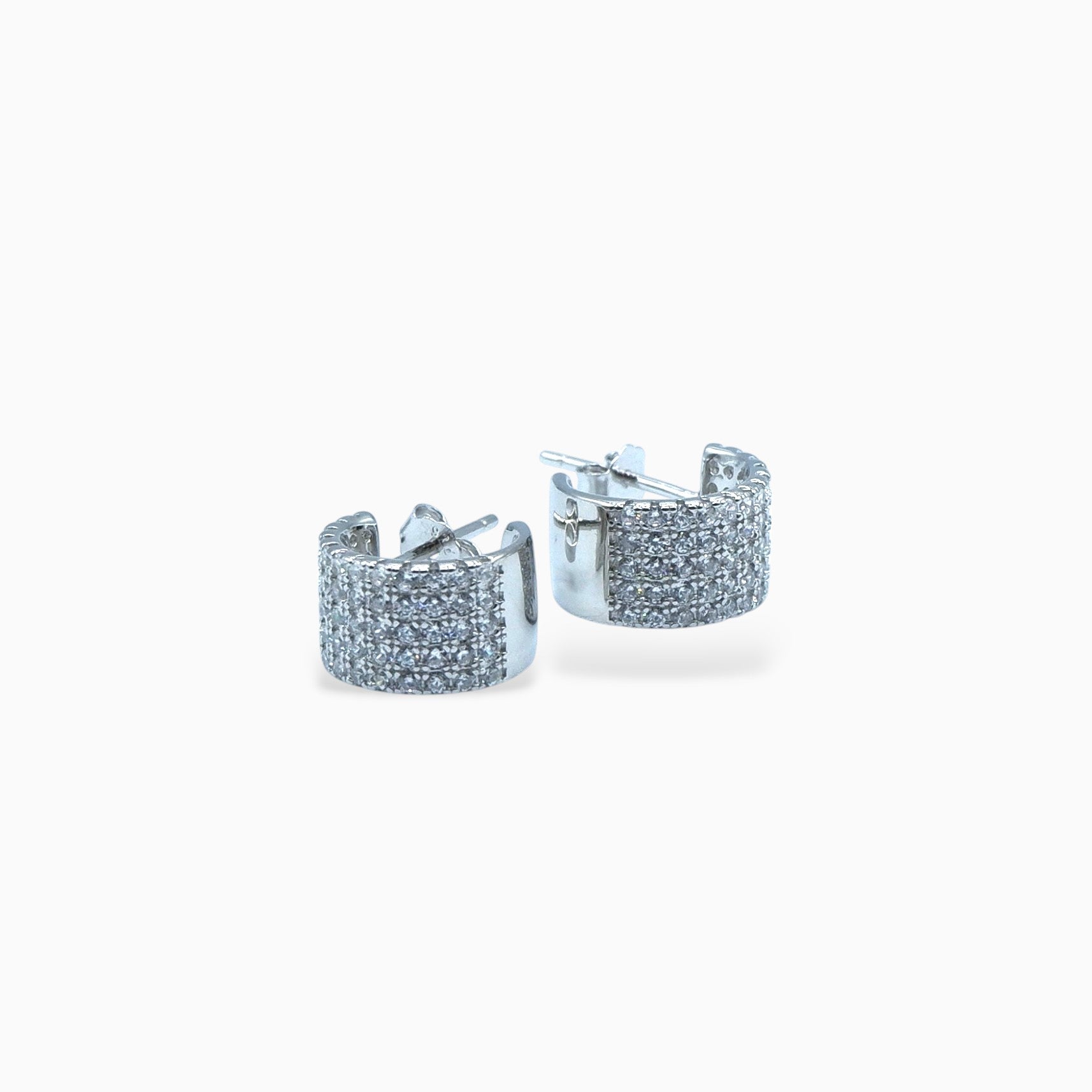 Orecchini “C” pavè (argento bianco)