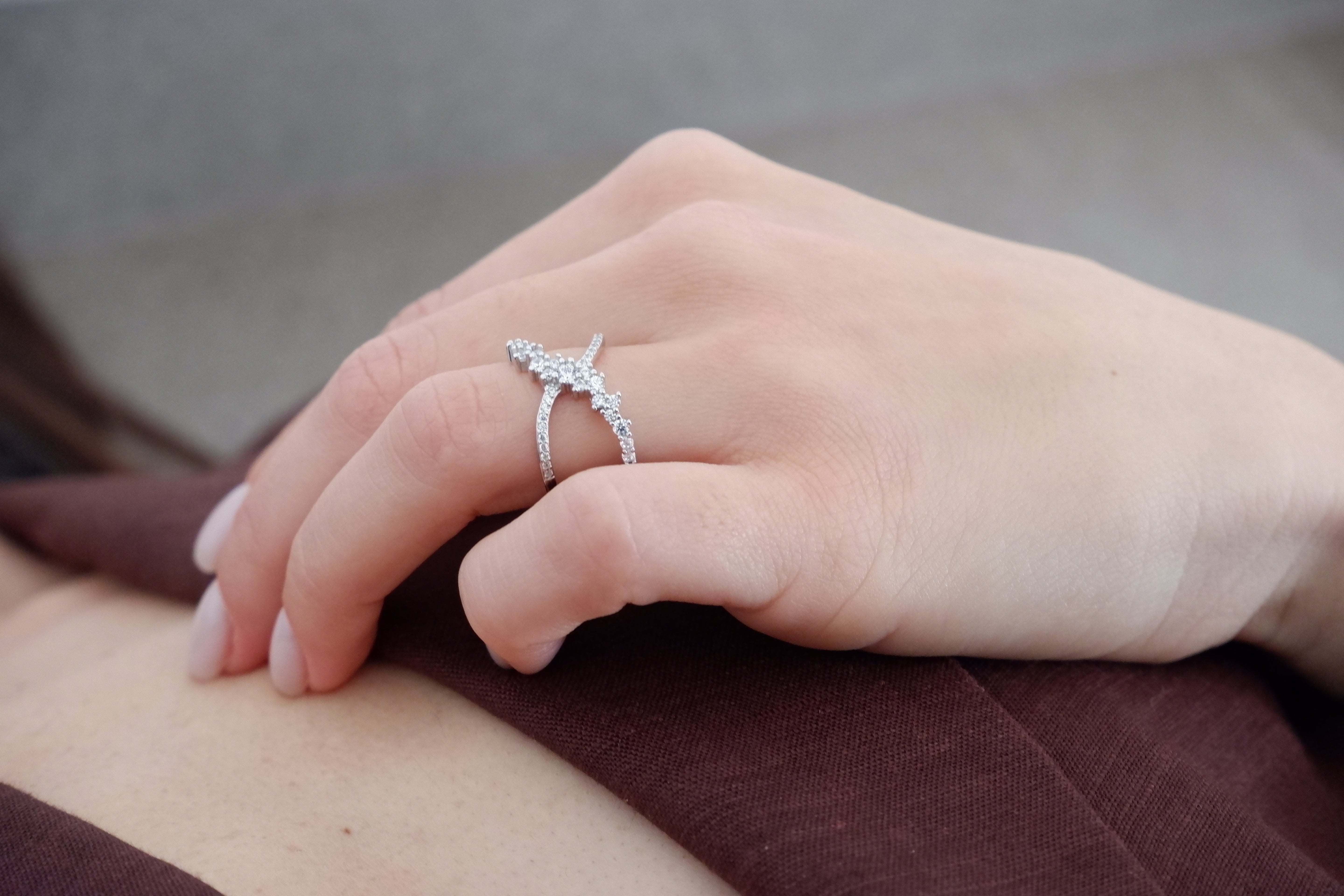 Anello incrocio (argento bianco)